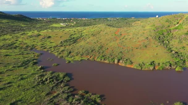库拉索岛 加勒比海与海洋 山丘和湖泊的空中景观 — 图库视频影像