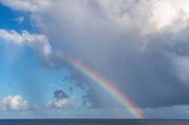 Karayipler 'de gökkuşağı ve bulutların manzarası