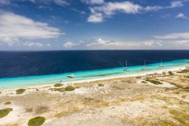 Karayipler 'de resim gibi küçük bir adanın havadan görünüşü