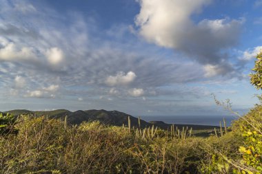 Karayipler 'deki adada bulutlu gökyüzü manzarası