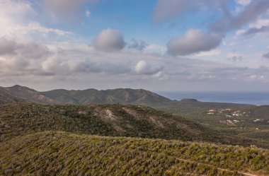 Karayipler 'deki bir adada dağların üzerinden manzara