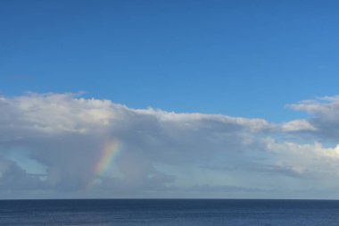Karayipler 'de gökkuşağı ve bulutların manzarası