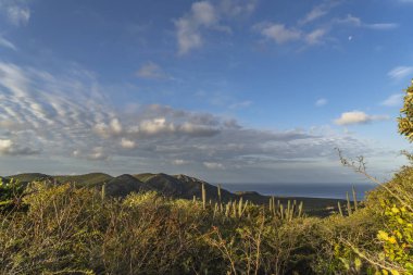 Karayipler 'deki adada bulutlu gökyüzü manzarası