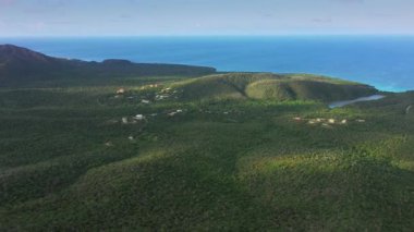 Curacao, Karayipler 'deki okyanus, sahil ve dağların üzerindeki hava manzarası.
