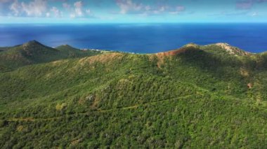 Curacao, Karayipler 'deki okyanus, sahil ve dağların üzerindeki hava manzarası.