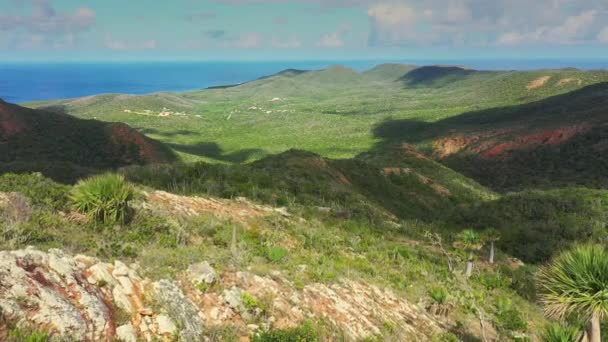 Vista Aérea Sobre Paisaje Curazao Caribe Con Océano Costa Montañas — Vídeo de stock