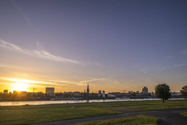 River Rhine, Duesseldorf, Almanya 'da şafak manzarası