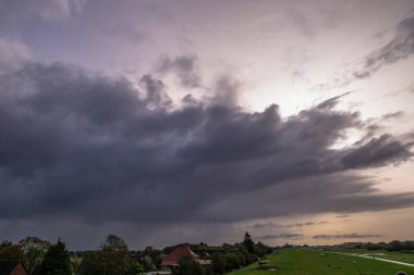 Elbe nehri üzerinde Hamburg, Almanya çevresindeki manzara
