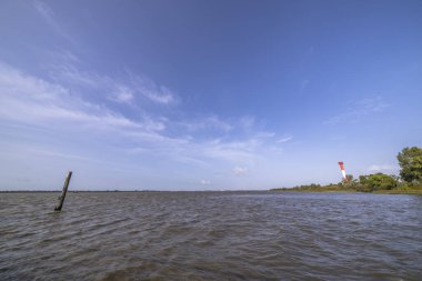 Elbe nehri üzerinde Hamburg, Almanya çevresindeki manzara