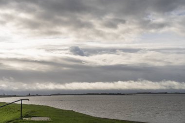 Elbe nehri üzerinde Hamburg, Almanya çevresindeki manzara