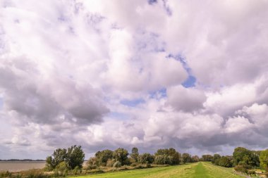 Elbe nehri üzerinde Hamburg, Almanya çevresindeki manzara