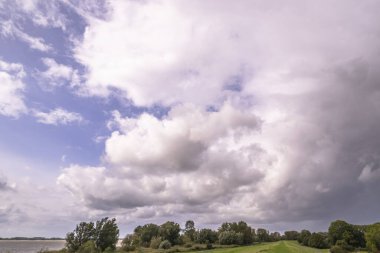 Elbe nehri üzerinde Hamburg, Almanya çevresindeki manzara