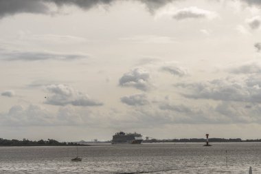 Elbe nehri üzerinde Hamburg, Almanya çevresindeki manzara