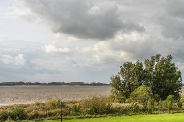 Elbe nehri üzerinde Hamburg, Almanya çevresindeki manzara