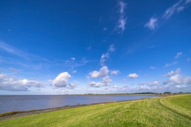 Elbe nehri üzerinde Hamburg, Almanya çevresindeki manzara