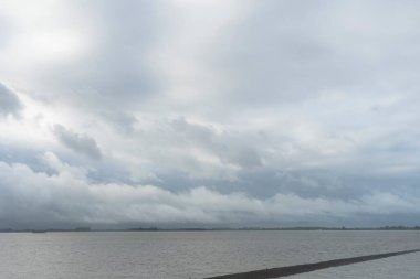 Elbe nehri üzerinde Hamburg, Almanya çevresindeki manzara