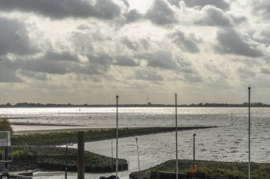 Elbe nehri üzerinde Hamburg, Almanya çevresindeki manzara