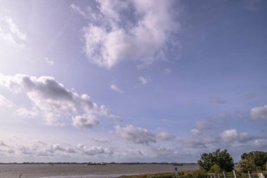 Elbe nehri üzerinde Hamburg, Almanya çevresindeki manzara