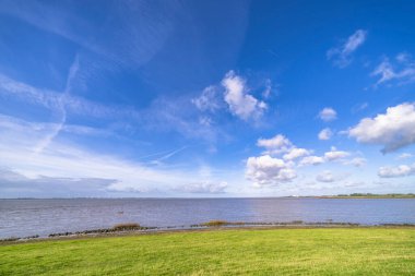 Elbe nehri üzerinde Hamburg, Almanya çevresindeki manzara