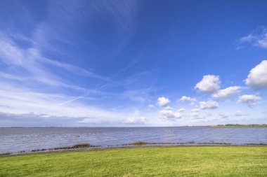 Elbe nehri üzerinde Hamburg, Almanya çevresindeki manzara