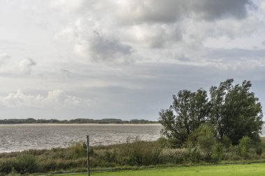 Elbe nehri üzerinde Hamburg, Almanya çevresindeki manzara