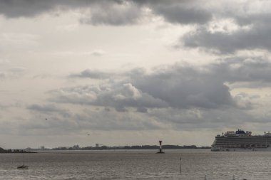 Elbe nehri üzerinde Hamburg, Almanya çevresindeki manzara