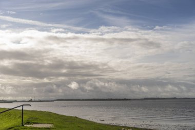 Elbe nehri üzerinde Hamburg, Almanya çevresindeki manzara