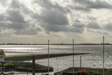 Elbe nehri üzerinde Hamburg, Almanya çevresindeki manzara
