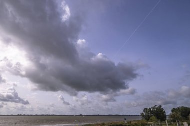 Elbe nehri üzerinde Hamburg, Almanya çevresindeki manzara