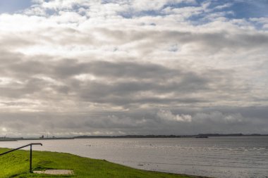 Elbe nehri üzerinde Hamburg, Almanya çevresindeki manzara