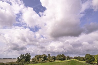 Elbe nehri üzerinde Hamburg, Almanya çevresindeki manzara