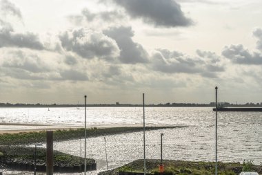 Elbe nehri üzerinde Hamburg, Almanya çevresindeki manzara