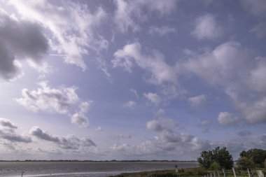 Elbe nehri üzerinde Hamburg, Almanya çevresindeki manzara