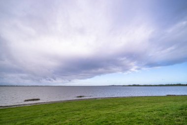 Elbe nehri üzerinde Hamburg, Almanya çevresindeki manzara