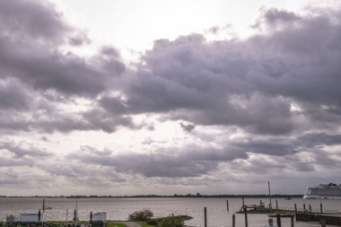 Elbe nehri üzerinde Hamburg, Almanya çevresindeki manzara