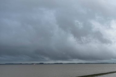 Elbe nehri üzerinde Hamburg, Almanya çevresindeki manzara