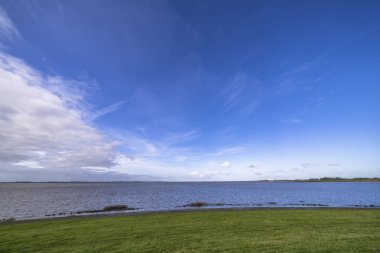 Elbe nehri üzerinde Hamburg, Almanya çevresindeki manzara