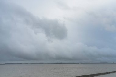 Elbe nehri üzerinde Hamburg, Almanya çevresindeki manzara