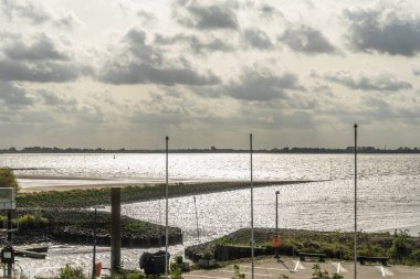 Elbe nehri üzerinde Hamburg, Almanya çevresindeki manzara