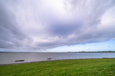 Elbe nehri üzerinde Hamburg, Almanya çevresindeki manzara