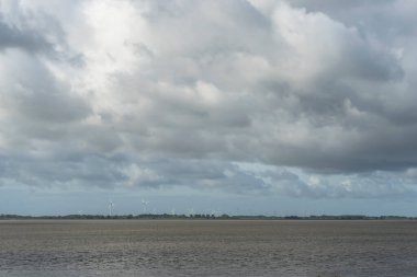 Elbe nehri üzerinde Hamburg, Almanya çevresindeki manzara