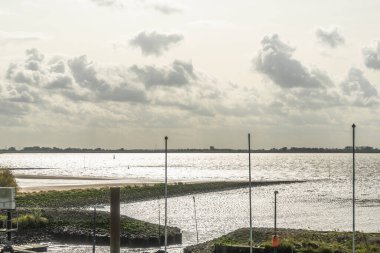 Elbe nehri üzerinde Hamburg, Almanya çevresindeki manzara