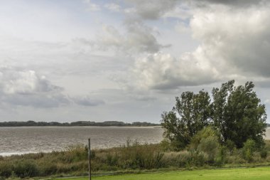 Elbe nehri üzerinde Hamburg, Almanya çevresindeki manzara