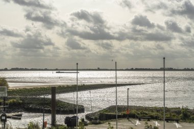 Elbe nehri üzerinde Hamburg, Almanya çevresindeki manzara