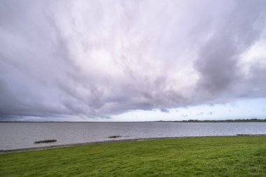 Elbe nehri üzerinde Hamburg, Almanya çevresindeki manzara