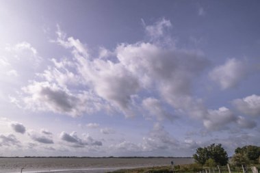 Elbe nehri üzerinde Hamburg, Almanya çevresindeki manzara