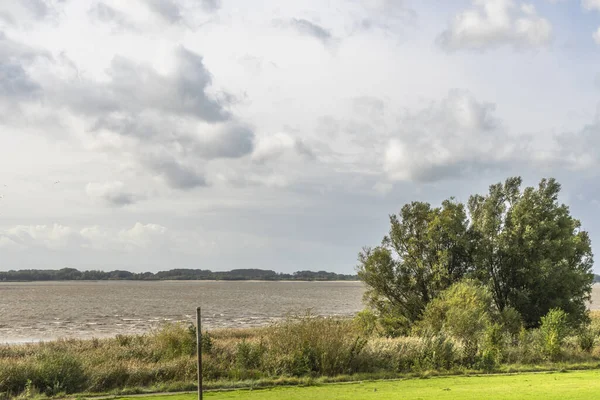 Elbe nehri üzerinde Hamburg, Almanya çevresindeki manzara