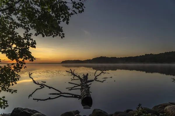 Schöne Aufnahme Des Sonnenuntergangs Über Dem See Umgeben Von Bäumen — Stockfoto