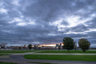 River Rhine, Duesseldorf, Almanya 'da şafak manzarası