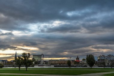 River Rhine, Duesseldorf, Almanya 'da şafak manzarası